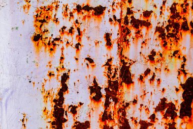 Çatlakları ve çizikleri olan metal bir duvarın dokusu arka plan olarak kullanılabilir.