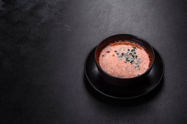 Lezzetli taze baharatlı Malezya çorbası, domatesli Tom yer elması. Asya mutfağı