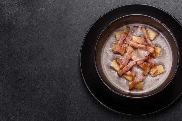 Sopa Puré Caliente Fresca Con Champiñones Tocino Plato Negro Sobre —  Fotos de Stock