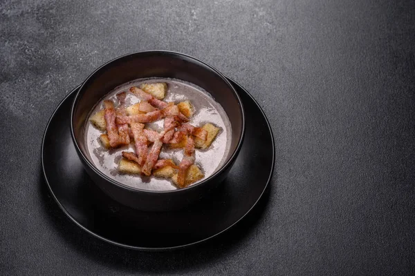 Sopa Puré Caliente Fresca Con Champiñones Tocino Plato Negro Sobre —  Fotos de Stock