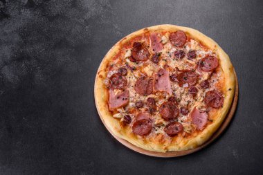 Üzerinde domates, salam ve pastırma olan lezzetli fırın pizzası. İtalyan mutfağı