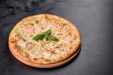 Lezzetli taze deniz ürünleri fırını pizzası: kırmızı balık ve karides. Sağlıklı yiyecekler. İtalyan mutfağı