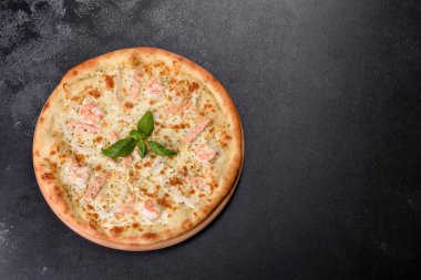 Lezzetli taze deniz ürünleri fırını pizzası: kırmızı balık ve karides. Sağlıklı yiyecekler. İtalyan mutfağı
