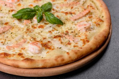 Lezzetli taze deniz ürünleri fırını pizzası: kırmızı balık ve karides. Sağlıklı yiyecekler. İtalyan mutfağı