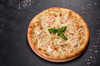 Lezzetli taze deniz ürünleri fırını pizzası: kırmızı balık ve karides. Sağlıklı yiyecekler. İtalyan mutfağı