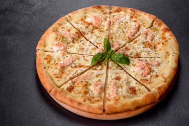 Lezzetli taze deniz ürünleri fırını pizzası: kırmızı balık ve karides. Sağlıklı yiyecekler. İtalyan mutfağı