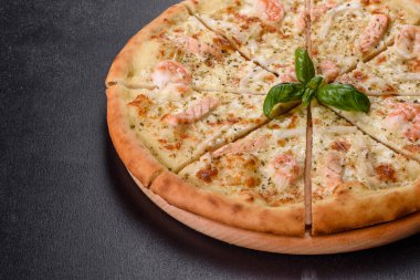 Lezzetli taze deniz ürünleri fırını pizzası: kırmızı balık ve karides. Sağlıklı yiyecekler. İtalyan mutfağı