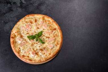 Lezzetli taze deniz ürünleri fırını pizzası: kırmızı balık ve karides. Sağlıklı yiyecekler. İtalyan mutfağı