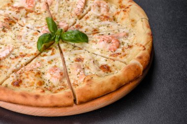 Lezzetli taze deniz ürünleri fırını pizzası: kırmızı balık ve karides. Sağlıklı yiyecekler. İtalyan mutfağı