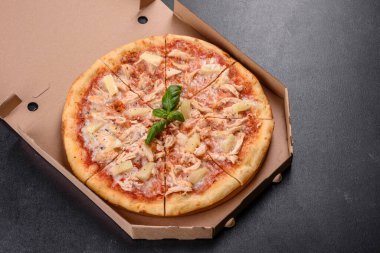 Ev yapımı jambonlu ve ananaslı Hawaii pizzası.