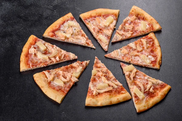 Zelfgemaakte Pizza Hawaiiaans Met Ham Ananas Een Donkere Achtergrond — Stockfoto