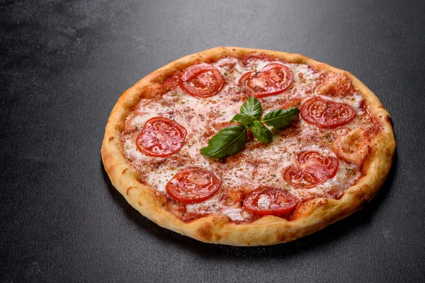 Savoureuse Pizza Fraîche Four Avec Tomates Fromage Sur Fond Béton — Photo