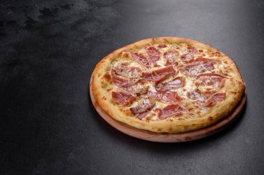 Jambon, peynir ve fesleğenli fırından taze çıtır pizza. İtalyan mutfağı