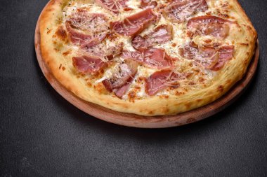 Jambon, peynir ve fesleğenli fırından taze çıtır pizza. İtalyan mutfağı