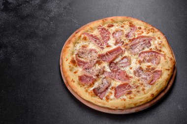 Jambon, peynir ve fesleğenli fırından taze çıtır pizza. İtalyan mutfağı
