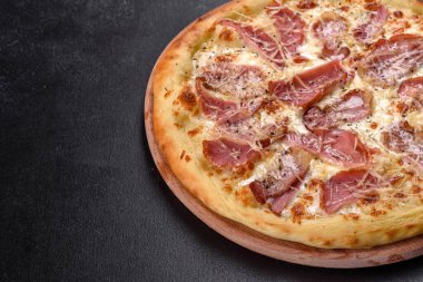 Jambon, peynir ve fesleğenli fırından taze çıtır pizza. İtalyan mutfağı