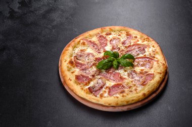 Jambon, peynir ve fesleğenli fırından taze çıtır pizza. İtalyan mutfağı