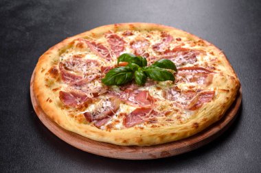 Jambon, peynir ve fesleğenli fırından taze çıtır pizza. İtalyan mutfağı