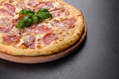 Jambon, peynir ve fesleğenli fırından taze çıtır pizza. İtalyan mutfağı