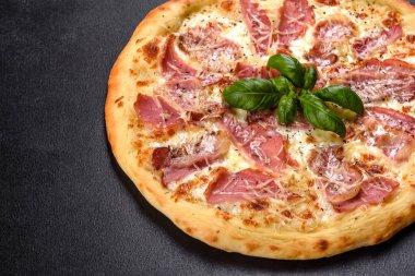 Jambon, peynir ve fesleğenli fırından taze çıtır pizza. İtalyan mutfağı