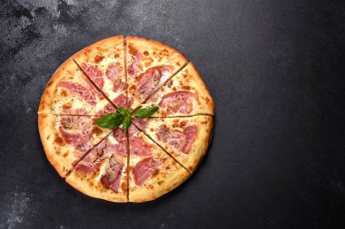 Jambon, peynir ve fesleğenli fırından taze çıtır pizza. İtalyan mutfağı