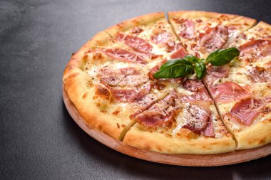 Jambon, peynir ve fesleğenli fırından taze çıtır pizza. İtalyan mutfağı