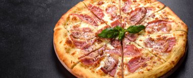 Jambon, peynir ve fesleğenli fırından taze çıtır pizza. İtalyan mutfağı