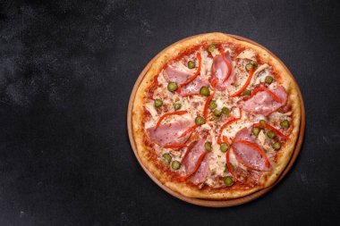 Jambon ve Bulgar biberli fırından taze ve lezzetli bir pizza. İtalyan mutfağı