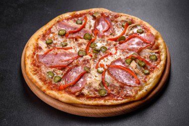 Jambon ve Bulgar biberli fırından taze ve lezzetli bir pizza. İtalyan mutfağı