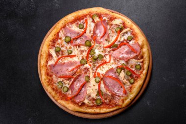 Jambon ve Bulgar biberli fırından taze ve lezzetli bir pizza. İtalyan mutfağı