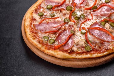 Jambon ve Bulgar biberli fırından taze ve lezzetli bir pizza. İtalyan mutfağı