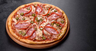Jambon ve Bulgar biberli fırından taze ve lezzetli bir pizza. İtalyan mutfağı