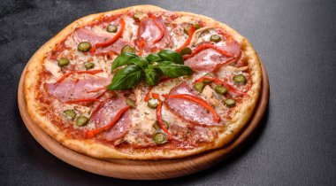Jambon ve Bulgar biberli fırından taze ve lezzetli bir pizza. İtalyan mutfağı