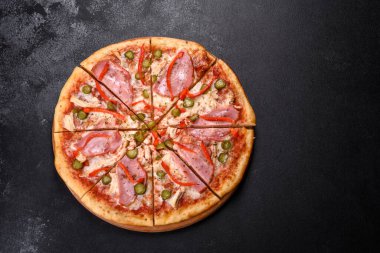 Jambon ve Bulgar biberli fırından taze ve lezzetli bir pizza. İtalyan mutfağı