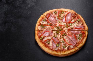 Jambon ve Bulgar biberli fırından taze ve lezzetli bir pizza. İtalyan mutfağı