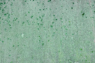 Çatlakları ve çizikleri olan metal bir duvarın dokusu arka plan olarak kullanılabilir.