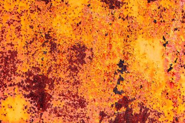 Çatlakları ve çizikleri olan metal bir duvarın dokusu arka plan olarak kullanılabilir.