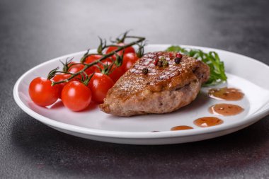 Koyu beton arka planda otlar ve baharatlarla pişirilmiş ördek göğsü. Kızarmış et yemek için hazır.