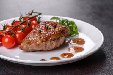 Koyu beton arka planda otlar ve baharatlarla pişirilmiş ördek göğsü. Kızarmış et yemek için hazır.