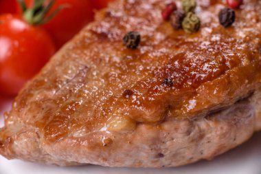 Koyu beton arka planda otlar ve baharatlarla pişirilmiş ördek göğsü. Kızarmış et yemek için hazır.