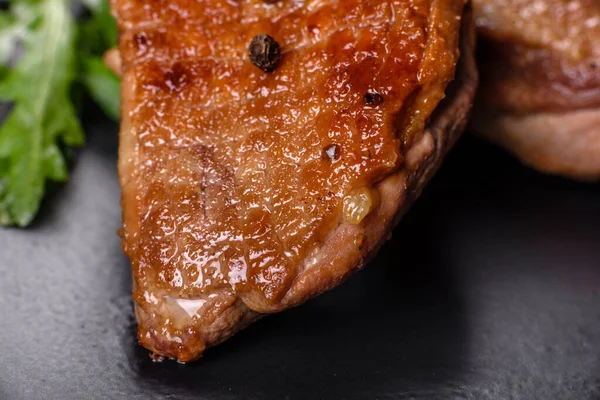 Pechuga Pato Horno Con Hierbas Especias Sobre Fondo Hormigón Oscuro — Foto de Stock