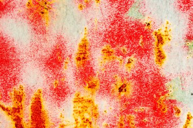 Çatlakları ve çizikleri olan metal bir duvarın dokusu arka plan olarak kullanılabilir.