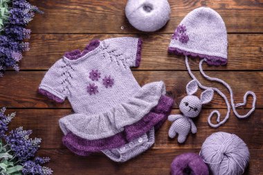 Oyuncak tavşan koyu arkaplandaki yün ipliklerden bağlanmış. El işi, hobi