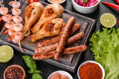 Izgarada hazırlanmış sosis, tavuk, domuz ve karidesin yanı sıra baharat ve otlarla ızgarada hazırlanmış sebzeler. Alevler içinde yemek yapmak