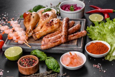 Izgarada hazırlanmış sosis, tavuk, domuz ve karidesin yanı sıra baharat ve otlarla ızgarada hazırlanmış sebzeler. Alevler içinde yemek yapmak