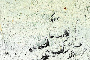 Çatlakları ve çizikleri olan metal bir duvarın dokusu arka plan olarak kullanılabilir.