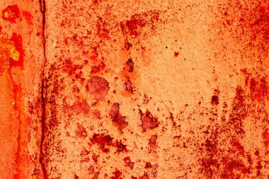 Çatlakları ve çizikleri olan metal bir duvarın dokusu arka plan olarak kullanılabilir.