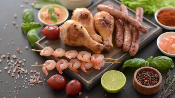 Composição Salsichas Frango Carne Porco Camarão Preparado Grelha Bem Como — Vídeo de Stock