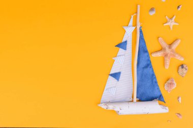 Plaj aksesuarları: kabuklu gözlük ve şapka ve renkli arka planda deniz yıldızları. Yaz arkaplanı