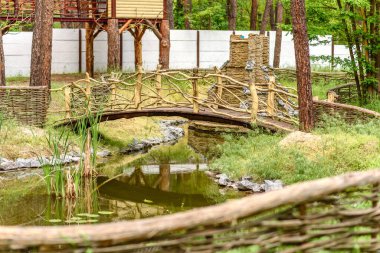 Tatil için kiralık orman kulübesi. Göl kenarındaki kır evinde. Tatil için.